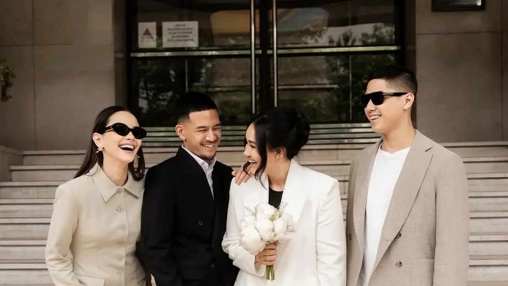 Tak hanya momen bahagianya yang menyita perhatian, kehadiran Alyssa Daguise bersama sang tunangan, Al Ghazali, juga menjadi sorotan. [@alyssadaguise].