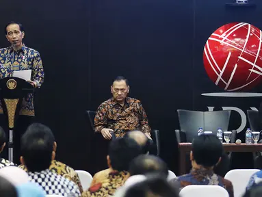 Presiden Joko Widodo (kiri) saat dialog ekonomi dengan para pelaku pasar modal di BEI, Jakarta, Selasa (4/7). Dalam dialog tersebut Jokowi meyakinkan para pelaku pasar modal akan investasi di Indonesia yang tumbuh sangat bagus. (Liputan6.com/Angga Yuniar)