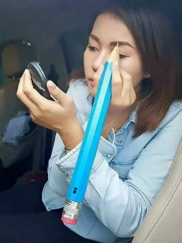 9 Cara Nyeleneh Wanita Bikin Alis, Ada yang Pakai Hanger Jemuran