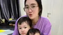 Ia yang kini menikah dengan Dory Harsa punya dua buah hati yang lucu-lucu. Seperti ini gaya Nella mengasuh anak. [Instagram/nellakharisma]