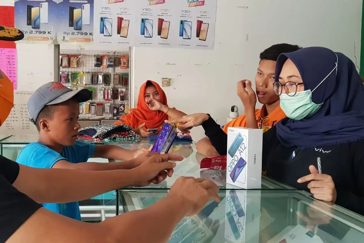 Catur, siswa MTs yang bekerja sebagai kuli bangunan dibelikan ponsel oleh Bupati Grobogan. (Foto: Liputan6.com/Felek Wahyu)
