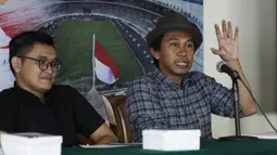 Sejarawan, JJ Rizal, saat berbicara dalam seminar "Dari Stadion VIJ menuju Stadion MH Thamrin" di Balai Kota, Jakarta, Jumat (15/2). Acara ini rangkaian dari Festival 125 Tahun MH Thamrin. (Bola.com/Yoppy Renato)