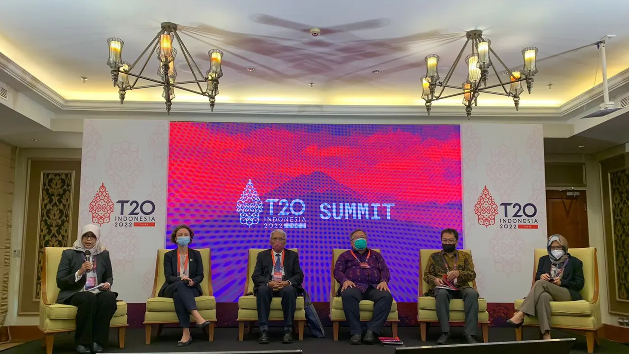 Press conference bersama kedua Lead Co-Chairs Bambang Brodjonegoro dan Djisman Simanjuntak dalam KTT T20 di Nusa Dua, Bali pada Senin (5/9/2022). (Liputan6/ Benedikta Miranti T.V)