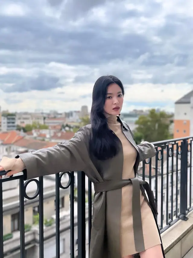Gaya Anggun Song Hye Kyo Mengenakan Busana Semi Formal, Tampil Stylish dan Memikat (credit: Instagram/kyo1122)