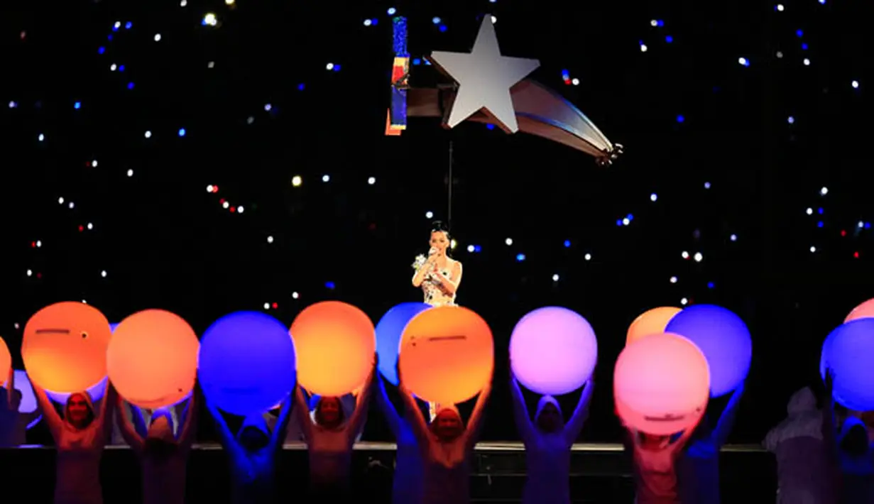 Penyanyi Katy Perry tampil tampil dengan konsep colorfull dan dikelilingi banyak cahaya saat ajang Super Bowl XLIX Halftime Show di University of Phoenix Stadium, Arizona, Amerika Serikat, Minggu (1/2/2015). (Andrew Weber-USA TODAY Sports)