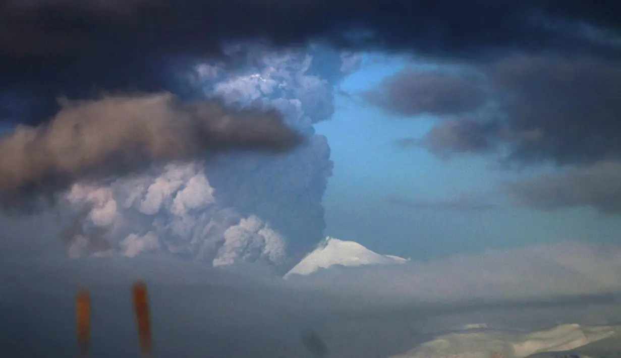 Pemandangan dari jauh Gunung Pavlof saat meletus di Kepulauan Aleutian, Alaska (28/3). Semburan abu vulkanik Gunung Pavlof mencapai ketinggian hingga 37.000 kaki di atas permukaan laut. (REUTERS/US Coast Guard)