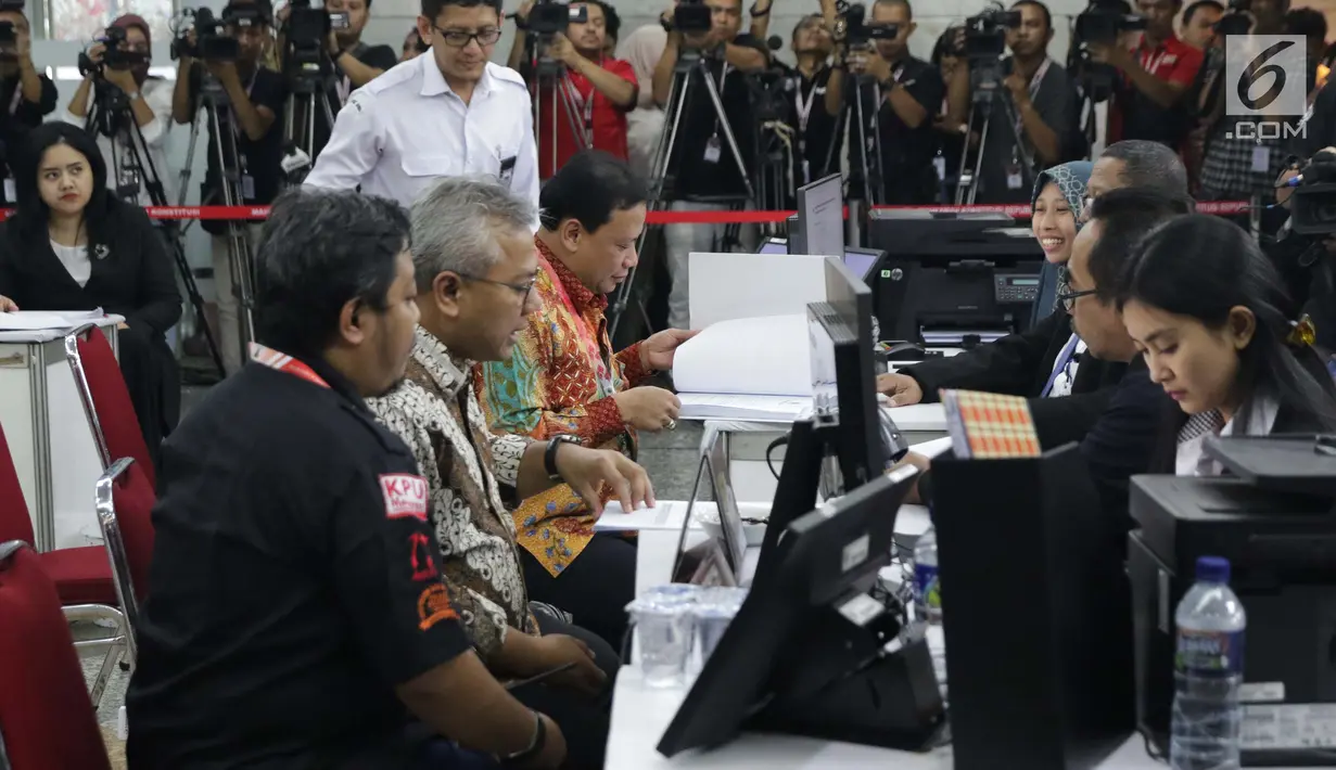 Ketua Bawaslu RI, Abhan (tengah) saat menyerahkan alat bukti untuk menghadapi perselisihan hasil Pilpres 2019 di Gedung Mahkamah Konstitusi, Jakarta, Rabu (12/6/2019). Bawaslu menyerahkan 134 alat bukti serta keterangan setebal 151 halaman. (Liputan6.com/Helmi Fithriansyah)