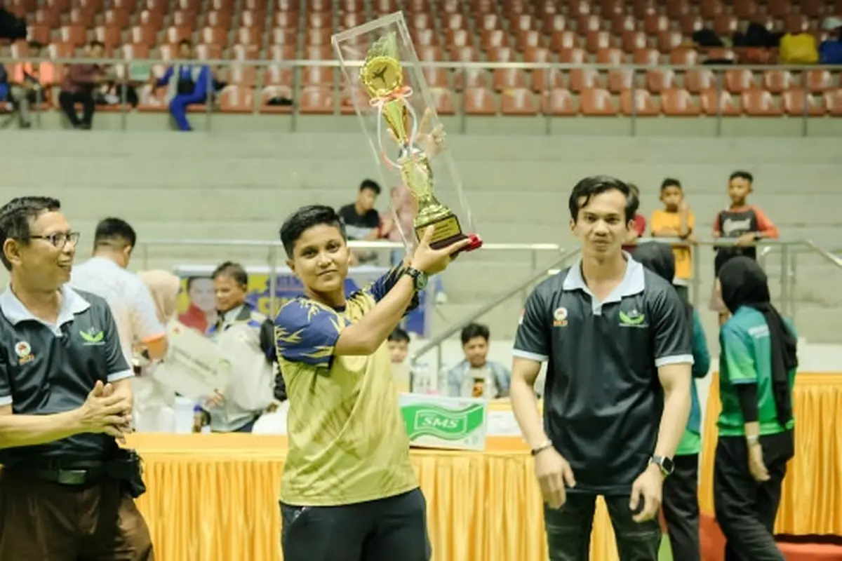 Penyerahan piala kepada atlet karate asal Provinsi Riau yang keluar sebagai pemenang.