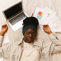 Shutdown routine membantu menutup hari kerja dengan lebih teratur agar pikiran lebih tenang dan tidak terus memikirkan pekerjaan saat beristirahat. (Foto/Dok: Pexels)