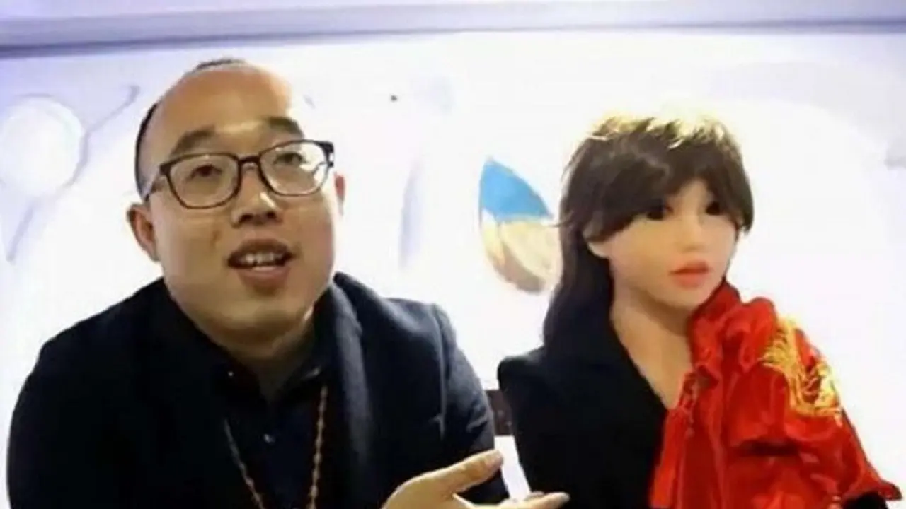 Zheng Jiajia bersama dengan 'istri'nya Yingying