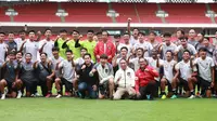 Presiden RI, Joko Widodo didampingi Ketua Umum PSSI, Erick Thohir dan Waketum PSSI, Zainudin Amali berfoto bersama dengan skuad Timnas Indonesia U-20 saat mengunjungi latihan Timnas Indonesia U-20 di Stadion Utama Gelora Bung Karno (SUGBK), Jakarta Pusat, Sabtu (1/4/2023). (Bola.com/M Iqbal Ichsan)