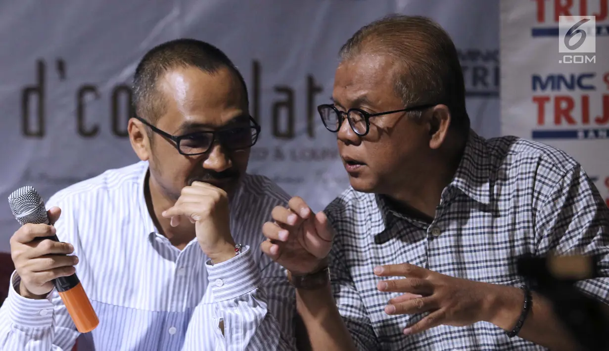 Mantan Ketua KPK periode 2011-2015, Abraham Samad (kiri) saat diskusi bertema KPK adalah Kunci yang digelar di Jakarta, Sabtu (7/9/2019). Diskusi membahas polemik revisi UU KPK dan dampaknya. (Liputan6.com/Helmi Fithriansyah)