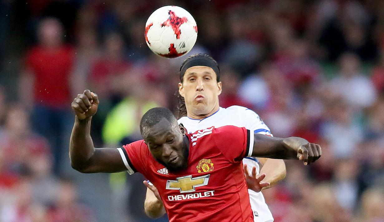 Striker Manchester United, Romelu Lukaku, duel udara dengan bek Sampdoria, Matias Silvestre, pada laga persahabatan di Stadion Aviva, Dublin, Rabu (2/8/2017). Manchester United Menang 2-1 atas Sampdoria. (AFP/Paul Faith)