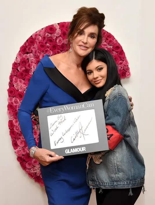 Caitlyn mendapat penghargaan Women Of The Year tampil anggun dalam gaun biru panjang, sedangkan Kylie Jenner muncul dengan jaket denim longgar serta sepatu sneakers. Gadis ini mengaku mengalami ‘major wardrobe malfunctions’ sebelum tiba. (AFP/Bintang.com)