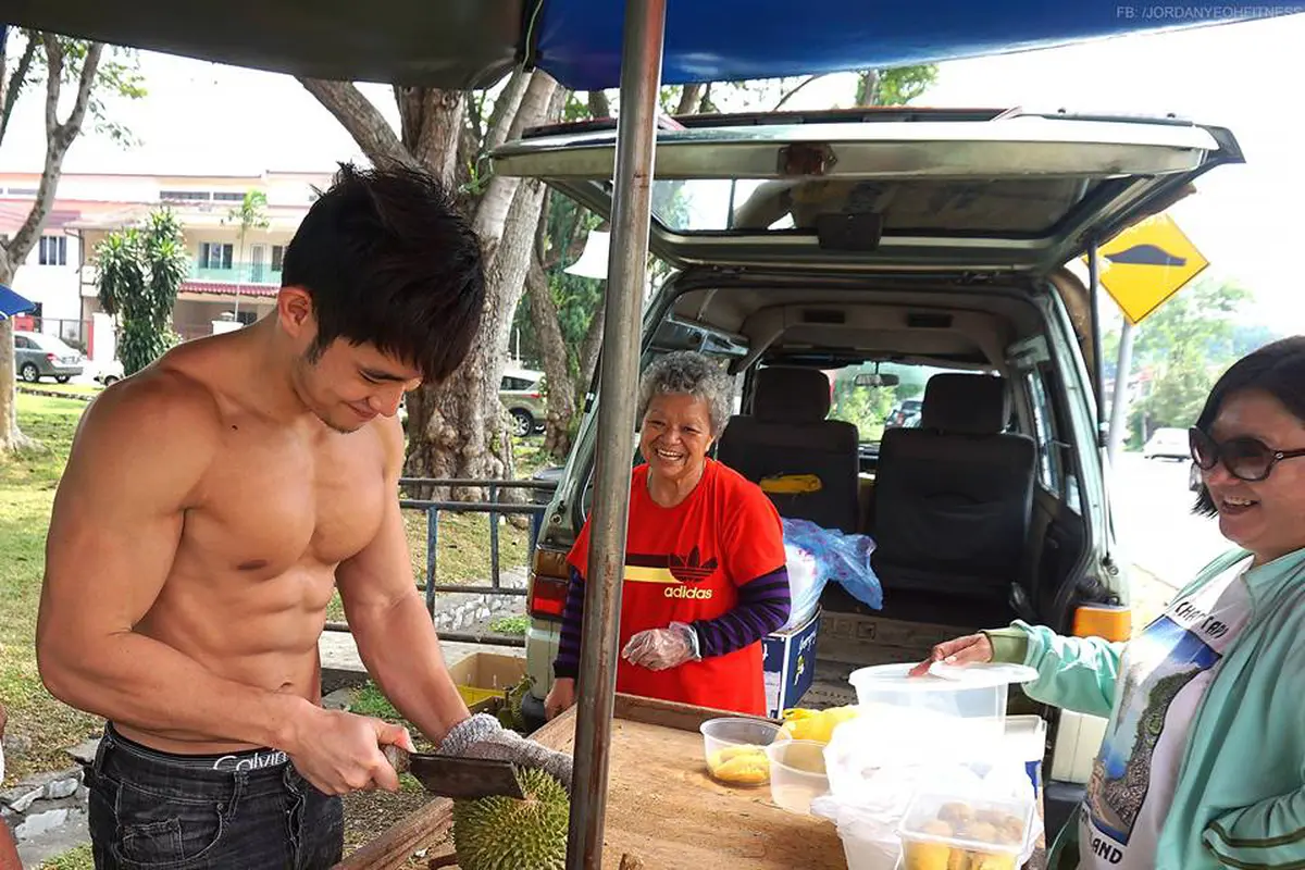 Nggak Cuma Ganteng, Tukang Durian Ini Juga Punya Perut Sixpack