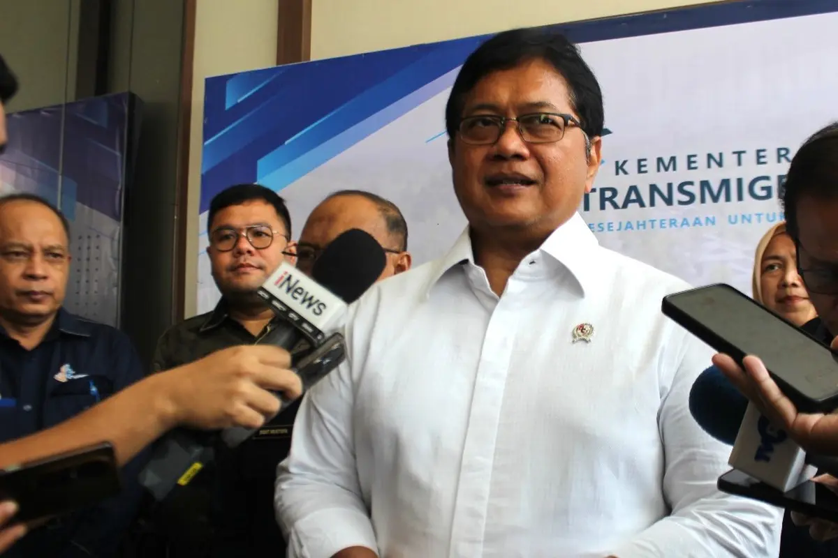 Wakil Menteri Transmigrasi, Viva Yoga Mauladi usai menghadiri acara Rapat Koordinasi Percepatan Penyelesaian Permasalahan dan Penerbitan Sertifikat Tanah Transmigrasi di Malang, Jawa Timur.