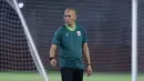 Berdasar laporan dari tim psikolog, kondisi mental pemain Timnas Indonesia U-17 menunjukkan perkembangan positif dan dinilai sudah kembali siap untuk bertanding. Tampak dalam foto, pelatih Timnas Indonesia U-17, Kurniawan Dwi Yulianto, saat memimpin sesi latihan terakhir jelang laga melawan Vietnam pada laga terakhir Grup A Piala AFF U-17 2026 di Stadion Gelora 10 November, Surabaya, Jawa Timur, Sabtu (18/4/2026). (Bola.com/M Iqbal Ichsan)