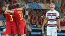 Ekspresi kecewa Cristiano Ronaldo (kanan) usai Belgia merayakan kemenangan atas Portugal dalam pertandingan babak 16 besar Euro 2020 antara Belgia dan Portugal di stadion La Cartuja, Seville, Spanyol, Minggu, (27/6/2021). (Foto: AP/Pool/Lluis Gene)
