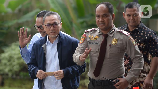 Ketua Umum PAN Zulkifli Hasan (kedua kiri) saat tiba di Gedung KPK, Jakarta, Jumat (14/2/2020). Pemanggilan hari ini merupakan yang ketiga bagi Zulkifli. (merdeka.com/Dwi Narwoko)