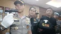 Kapolres Garut AKBP Budi Satria Wiguna menunjukan kunci T dari aksi Apong Cs di Garut (Liputan6.com/Jayadi Supriadin)