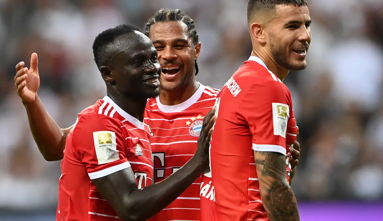 Sadio Mane. Tidak ada yang menyangka striker Senegal berusia 30 tahun ini memilih hengkang dari Liverpool setelah 6 musim yang cukup menjanjikan. Masih menjadi pilihan utama Jugen Klopp, ia akhirnya hijah ke Bayern Munchen di awal musm 2022/2023 dengan nilai transfer 32 juta euro untuk menutup lubang ynag ditinggalkan Robert Lewandowski yang hengkang ke Barcelona. Bersama Bayern Munchen di awal muism ini ia telah mencetak 5 gol dari total 8 laga di semua ajang. (AFP/Christof Stache)