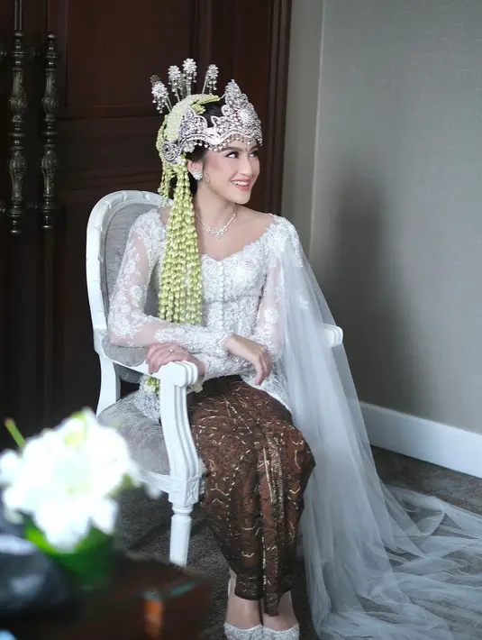 Di momen akad nikah, keduanya mengenakan pakaian pengantin adat Sunda berwarna putih. Salshabilla Adriani sendiri cantik dalam balutan kebaya pengantin rancangan Didiet Maulana. [Foto: Instagram/rhay_david]