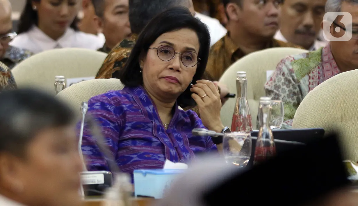 Menkeu Sri Mulyani saat rapat kerja gabungan bersama BPJS dan DPR di Kompleks Parlemen, Jakarta, Selasa (18/2/2020). Rapat membahas kenaikan iuran BPJS Kesehatan, data peserta Penerima Bantuan Iuran (PBI), dan peran pemda dalam program Jaminan Kesehatan Nasional (JKN). (Liputan6.com/Johan Tallo)