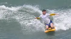 Peselancar disabilitas asal Afrika Selatan, Tyler Pike beraksi dalam Bali Adaptive Pro 2019 di Canggu, Badung, Bali, Selasa (3/9/2019). Bali Adaptive Pro 2019 merupakan sebuah kontes internasional untuk peselancar disabilitas. (SONNY TUMBELAKA/AFP)
