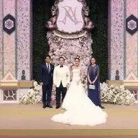 Anisha Rosnah dan Pangeran Mateen menghadiri pernikahan teman mereka orang Thailand, seorang miliarder Thailand Aiyawatt Srivaddhanaprabha dan CEO King Power Group dan presiden Leicester City Football Club. [E Paper on Facebook]