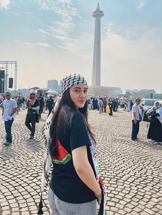 Bahkan di aksi bela Palestina beberapa waktu lalu, Aaliyah Massaid tampil sederhana dengan kaus hitam lengan pendek bermotif buah semangka. Rambut panjangnya dibiarkan tergerai dan Aaliyah memasangkan sorban khas Palestina di kepalanya. [Foto: Instagram/aaliyah.massaid]