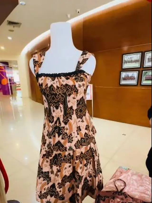 7 Potret Almira Yudhoyono Gelar Pameran Baju Batik Ini Tuai Banyak Pujian