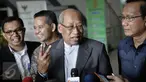 Kuasa hukum Basuki T Purnama (Ahok), I Wayan Sudirta memberikan keterangan saat menandatangi Pengadilan Tinggi DKI Jakarta, Jumat (12/5). Kedatangan tersebut untuk mengajukan permohonan penangguhan Ahok sebagai tahanan kota. (Liputan6.com/Faizal Fanani)