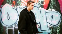 Gaya casual Felix ini pun terbilang cukup simpel. Menggunakan kaus berwarna hitam, ia memilih memadukan dengan jaket dan tas berwarna senada. (Liputan6.com/IG/@pewdiepie)