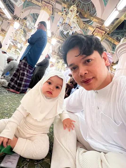 Natta Reza dan Zakia menyempatkan berpose di dalam Raudhah. Keduanya juga kompak memakai baju berwarna putih.