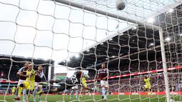 Hal tersebut didapatkan Spurs setelah menang 2-1 di kandang Aston Villa dalam laga pekan ke-35 Liga Inggris di Villa Park, Birmingham, Inggris, Minggu (03/05/2026) waktu setempat. (AFP/Adrian Dennis)