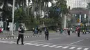 Personel Brimob melakukan pengamanan di sekitar Hotel Mandarin Oriental, Jakarta, Minggu (2/7). Seusai berlibur selama sepekan terakhir di Indonesia, rombongan Barack Obama akan menuju Seoul melalui Bandara Halim Perdanakusuma. (Liputan6.com/Angga Yuniar)