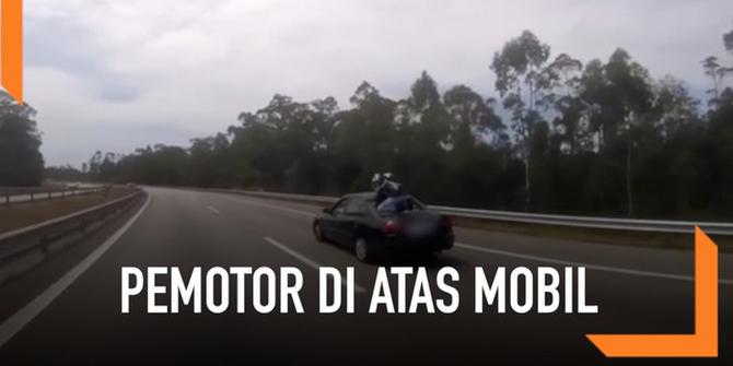 VIDEO: Pengendara Sepeda Motor 'Mendarat' di Atas Mobil, Kok Bisa?