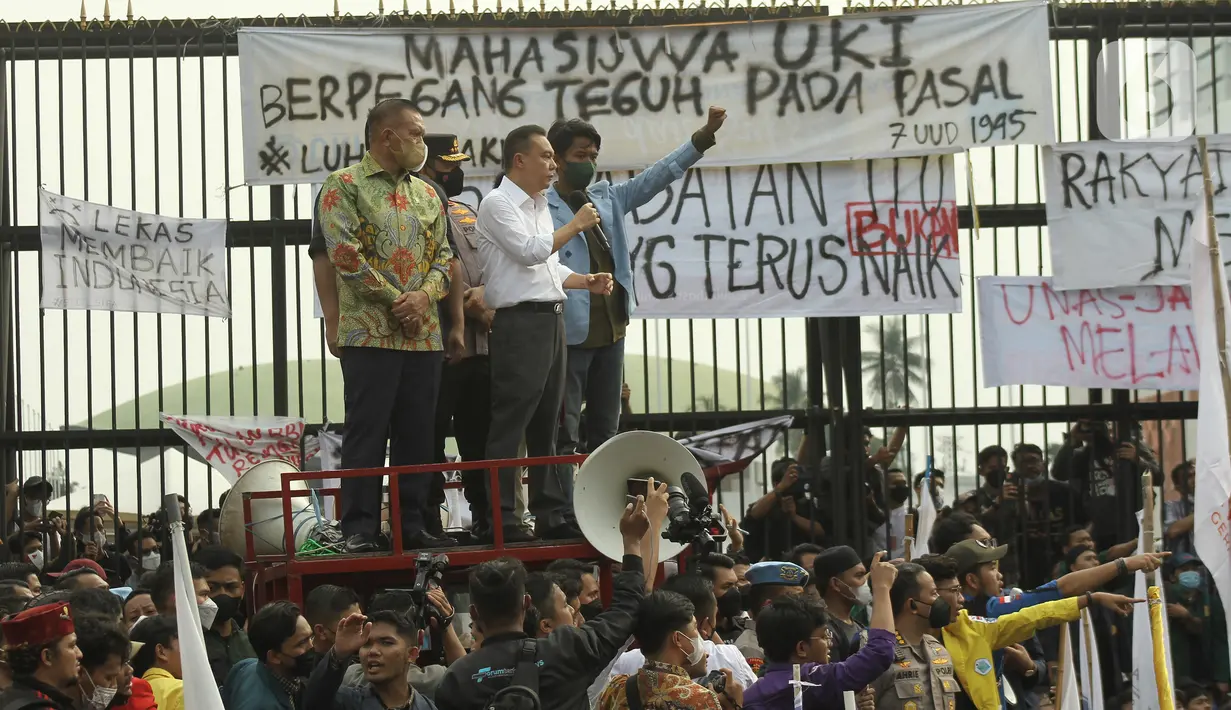 Tiga orang pimpinan DPR bersama Kapolri Jenderal Listyo Sigit Prabowo menemui mahasiswa yang berdemonstrasi di Gedung Parlemen, Senin (11/4/2022). Keempat pejabat negara tersebut kompak menaikkan mobil komando yang ada di depan Gedung DPR. (Liputan6.com/Angga Yuniar)