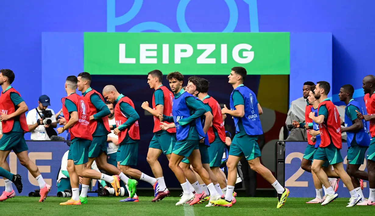 Ini merupakan latihan resmi timnas Portugal jelang laga melawan Republik Ceko pada pertandingan sepak bola Euro 2024 Grup F. (JOHN MACDOUGALL/AFP)