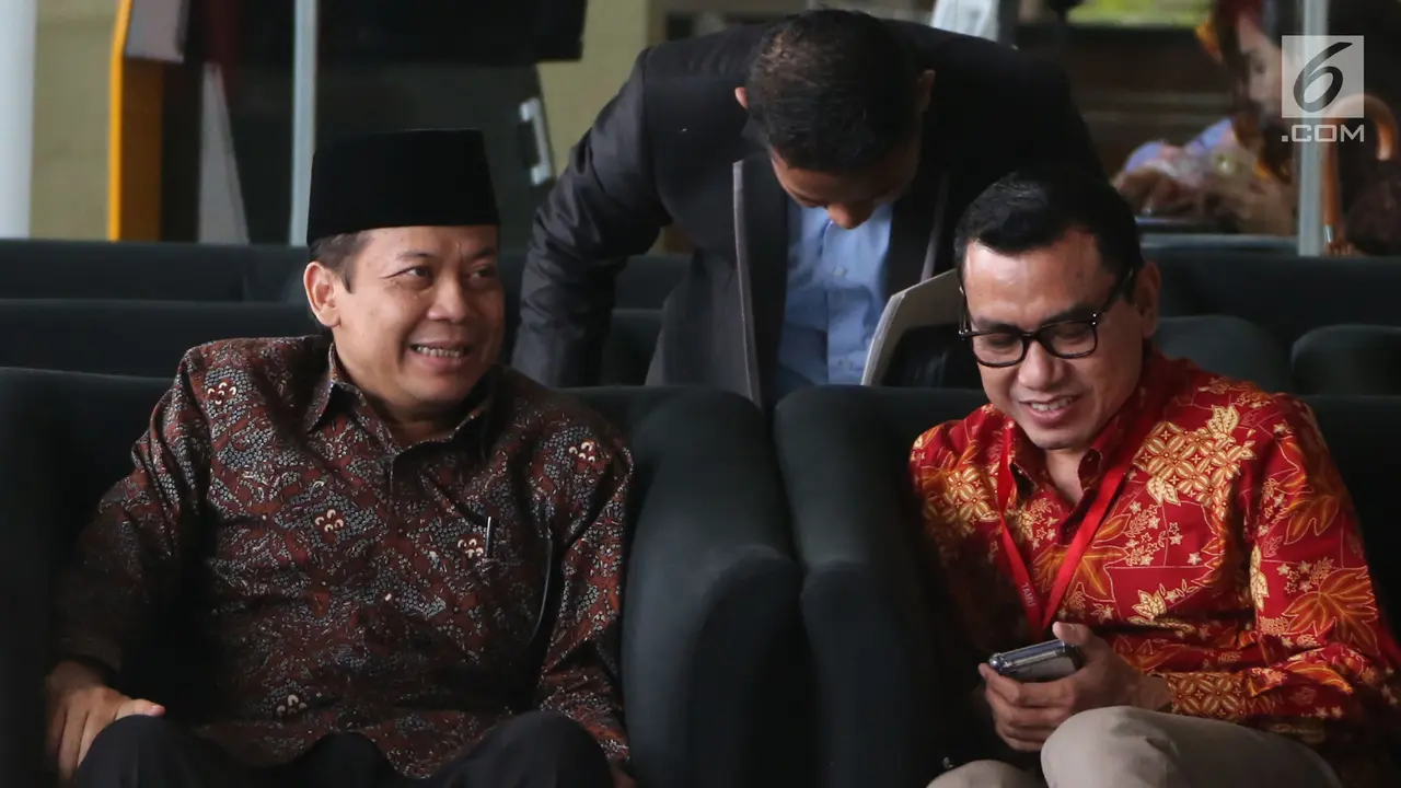 Ekspresi Wakil Ketua DPR Taufik Kurniawan Saat Penuhi Panggilan KPK
