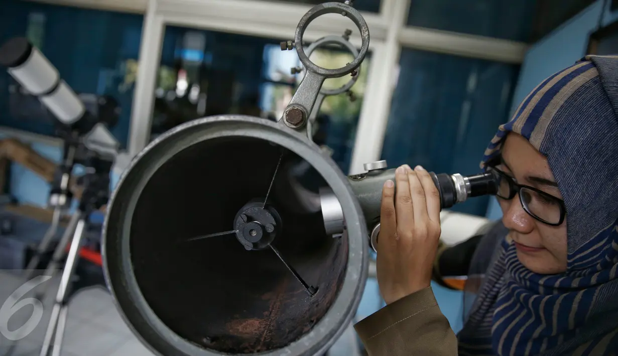 Petugas melakukan uji coba teleskop yang akan digunakan saat pengamatan Gerhana Matahari Total (GMT) di Planetarium TIM Jakarta, Selasa (8/3). Planetarium memfasilitasi warga yang hendak menyaksikan fenomena gerhana matahari. (Liputan6.com/Faizal Fanani)