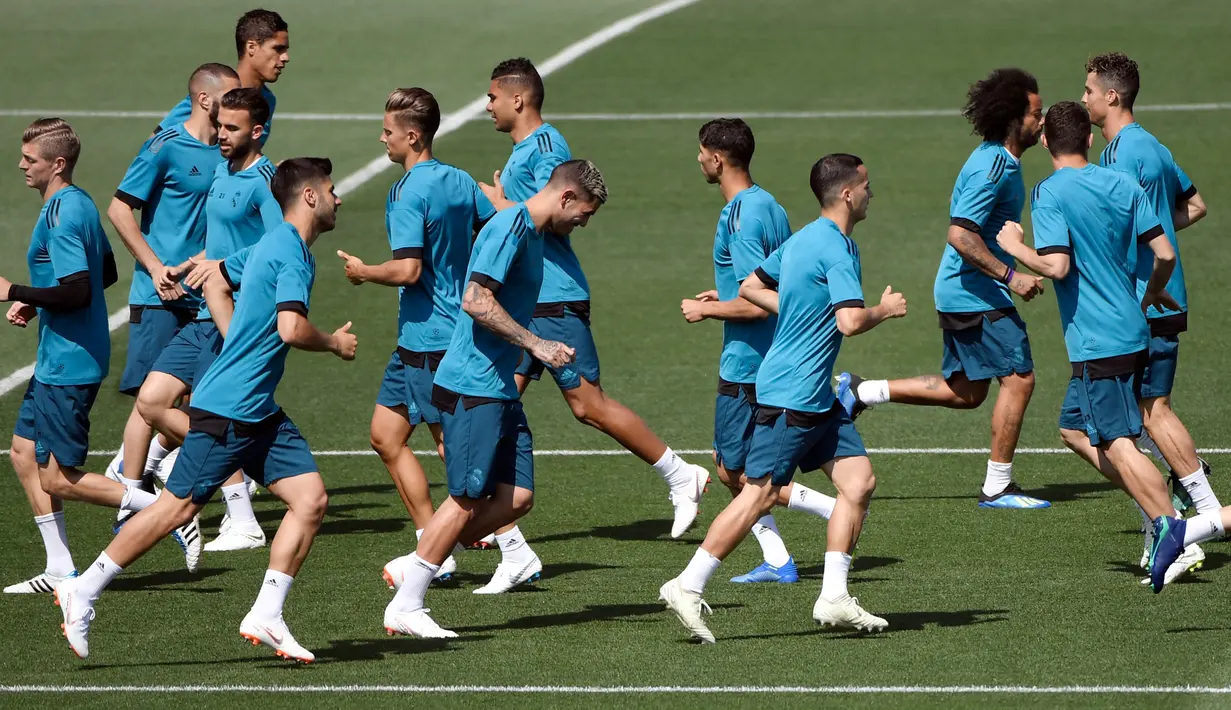 Para pemain Real Madrid melakukan pemanasan saat sesi pelatihan di Madrid, Spanyol (22/5). Madrid akan melawan Liverpool pada babak final Liga Champions yang akan berlangsung 26 Mei mendatang di Stadion NSC Olimpiyskiy di Kiev. (AFP Photo/Gabriel Bouys)