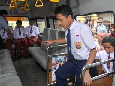Sejumlah siswa saat menaiki bus sekolah khusus bagi pelajar penyandang disabilitas di Jakarta, Selasa (2/2). Pemprov DKI Jakarta melalui Dishub memfasilitasi kendaraan bus sekolah gratis untuk pelajar berkebutuhan khusus. (Liputan6.com/Gempur M Surya)
