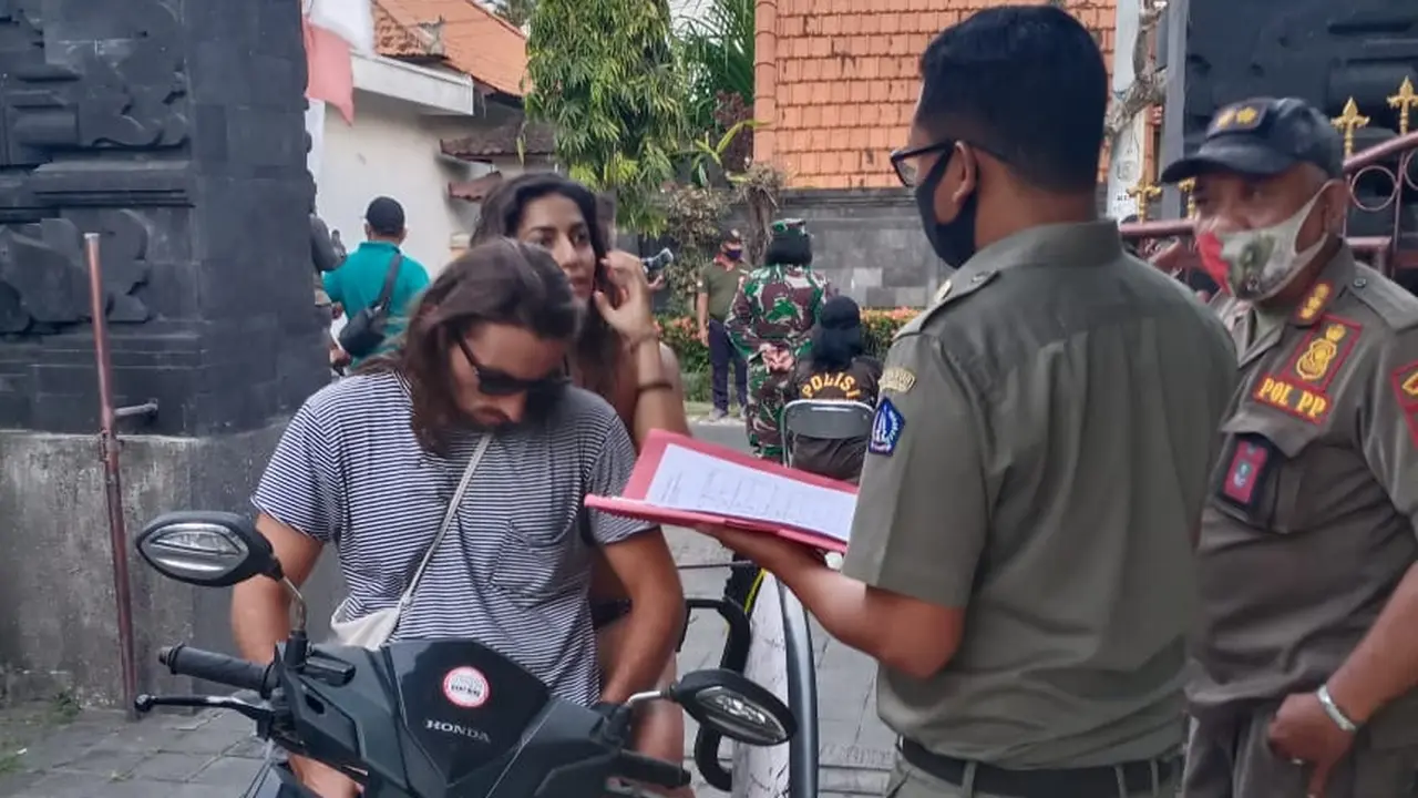 Bule Bandel Terjaring Razia Masker di Bali