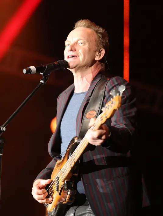 Eks personil The Police ini tampil pada pertengahan pertunjukan setelah Chris Botti. Lewat lagu 'If I Ever Lose My Faith In You' membuat ribuan penonton yang hadir bertepuk tangan. (Andy Masela/Bintang.com)