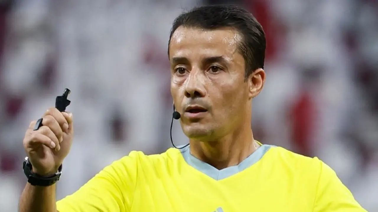 Nasrullo Kabirov, wasit asal Tajikistan.