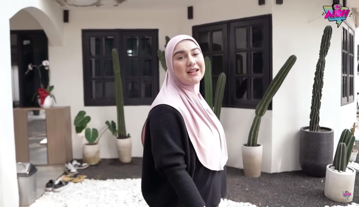 Irish Bella sendiri kini tengah menyukai tanaman kaktus. Maka, tak heran di beberapa sudut kantor barunya dihiasi oleh kaktus dengan pot berwarna hitam dan putih. (Liputan6.com/YouTube/Aish TV)