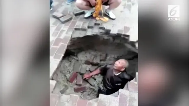 Seorang pria tua berhasil diselamatkan setelah jatuh ke lubang atau sinkhole. Menurut laporan media setempat, lubang itu terbentuk karena hujan deras.
