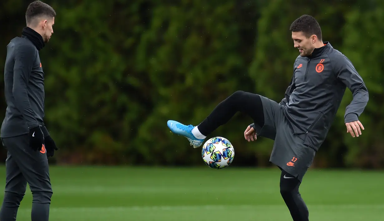 Gelandang Chelsea, Mateo Kovacic (kanan) mejuggling bola didepan Jorginho selama latihan tim di Stoke D'Abernon, barat daya London (4/11/2019). Chelsea akan bertanding melawan wakil Belanda, Ajax Amsterdam pada Grup H Liga Champions. (AFP Photo/Glyn Kirk)
