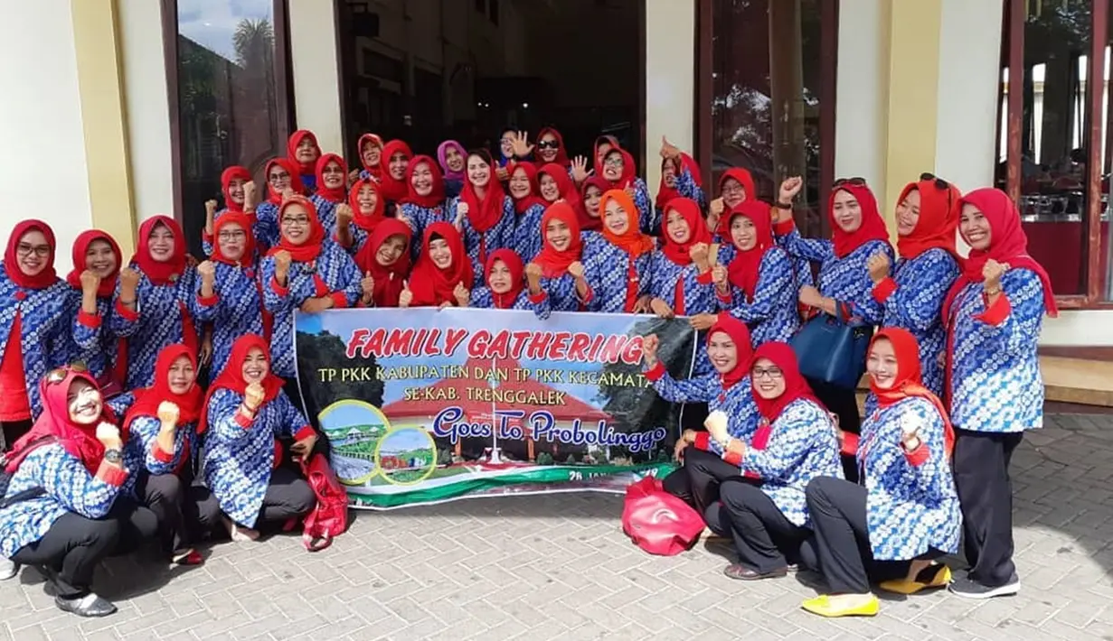 Arumi Bachsin saat mengikuti Family Gathering bareng PKK Trenggalek yang akan pergi ke Probolinggo. Arumi singgah ke kediaman Bu Hadak, yang merupakan ketua Pokja 1 PKK Trenggalek. Arumi mengatakan bahwa PKK bukan sekedar organisasi. PKK merupakan keluarga ke-2. (Liputan6.com/IG?@arumi_arumi_94)